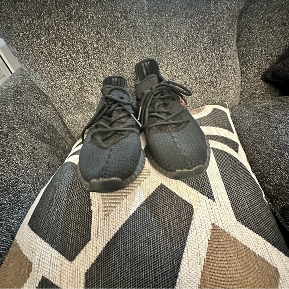 Men’s size 10 Adidas Yeezy Sneakers SPLY-350 Boost V2 Black and Red - Picture 5 of 13